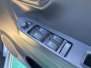 パワーウィンドウのスイッチですよ。運転席に居ながら窓を開け閉めのコントロールできますよ。