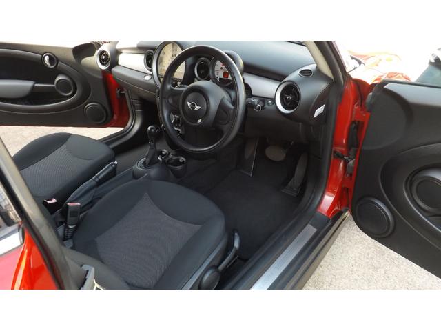 MINI クーパー HIDヘッドライト・ETC車載器・規格外17インチアルミ・プッシュスタート・CD・ラジオ・AUX・オートエアコン・MTモード付AT・イルミネーション(9枚目)