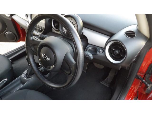MINI クーパー HIDヘッドライト・ETC車載器・規格外17インチアルミ・プッシュスタート・CD・ラジオ・AUX・オートエアコン・MTモード付AT・イルミネーション(10枚目)