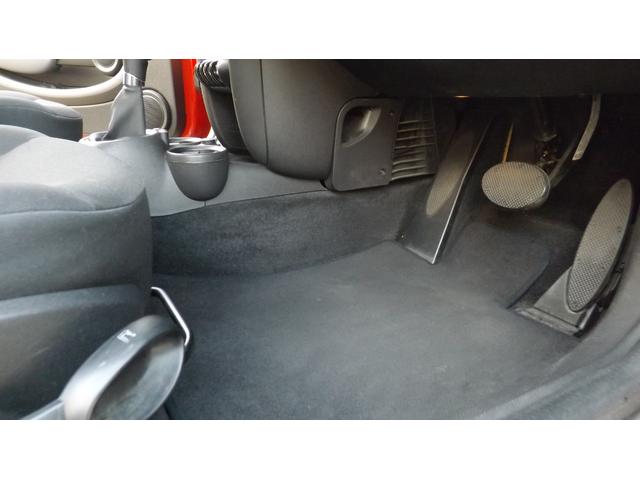 MINI クーパー HIDヘッドライト・ETC車載器・規格外17インチアルミ・プッシュスタート・CD・ラジオ・AUX・オートエアコン・MTモード付AT・イルミネーション(12枚目)