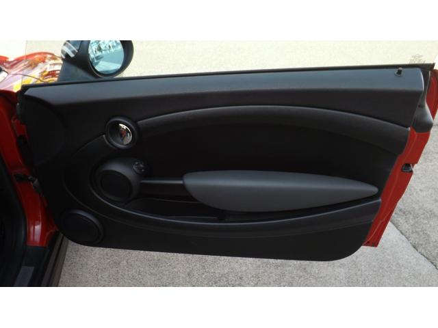 MINI クーパー HIDヘッドライト・ETC車載器・規格外17インチアルミ・プッシュスタート・CD・ラジオ・AUX・オートエアコン・MTモード付AT・イルミネーション(13枚目)