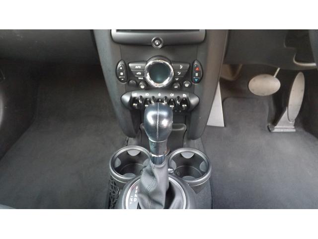 MINI クーパー HIDヘッドライト・ETC車載器・規格外17インチアルミ・プッシュスタート・CD・ラジオ・AUX・オートエアコン・MTモード付AT・イルミネーション(15枚目)