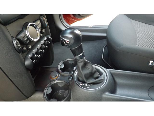 MINI クーパー HIDヘッドライト・ETC車載器・規格外17インチアルミ・プッシュスタート・CD・ラジオ・AUX・オートエアコン・MTモード付AT・イルミネーション(16枚目)