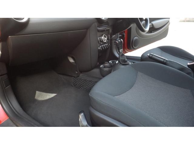 MINI クーパー HIDヘッドライト・ETC車載器・規格外17インチアルミ・プッシュスタート・CD・ラジオ・AUX・オートエアコン・MTモード付AT・イルミネーション(23枚目)