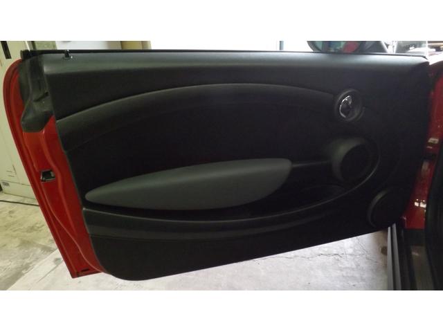 MINI クーパー HIDヘッドライト・ETC車載器・規格外17インチアルミ・プッシュスタート・CD・ラジオ・AUX・オートエアコン・MTモード付AT・イルミネーション(24枚目)