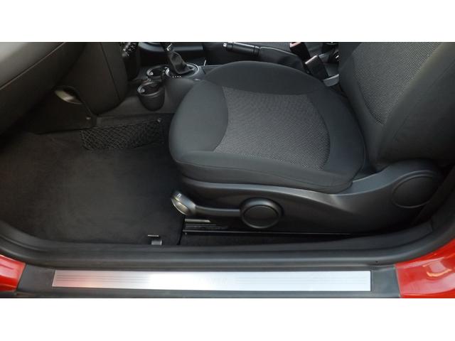 MINI クーパー HIDヘッドライト・ETC車載器・規格外17インチアルミ・プッシュスタート・CD・ラジオ・AUX・オートエアコン・MTモード付AT・イルミネーション(25枚目)