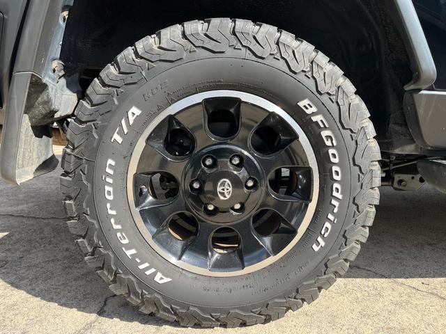 FJクルーザー ブラックカラーパッケージ BFグッドリッチオールテレーン社外ステアリングクラッツィオシートカバーデジタルインナーミラードラレコリヤデフロックA-TRACリヤコーナーセンサー(34枚目)