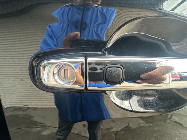 ヴェルファイア 2.4Z プラチナセレクションII 車検整備付き スマートキープッシュスタート リアエアコン 盗難防止システム 3列シート 衝突安全ボディ サイドエアバック 助手席エアバッグ パワーウィンドゥ パワーステアリング オットマン(14枚目)