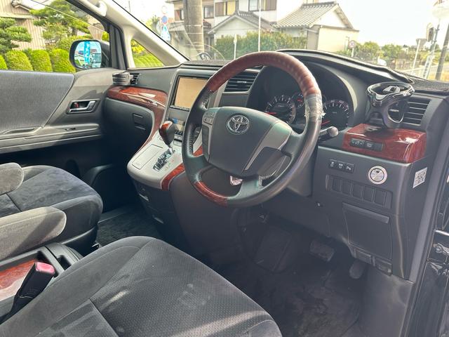 ヴェルファイア 2.4Z プラチナセレクションII 車検整備付き スマートキープッシュスタート リアエアコン 盗難防止システム 3列シート 衝突安全ボディ サイドエアバック 助手席エアバッグ パワーウィンドゥ パワーステアリング オットマン(40枚目)