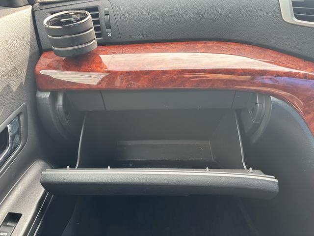 ヴェルファイア 2.4Z プラチナセレクションII 車検整備付き スマートキープッシュスタート リアエアコン 盗難防止システム 3列シート 衝突安全ボディ サイドエアバック 助手席エアバッグ パワーウィンドゥ パワーステアリング オットマン(47枚目)