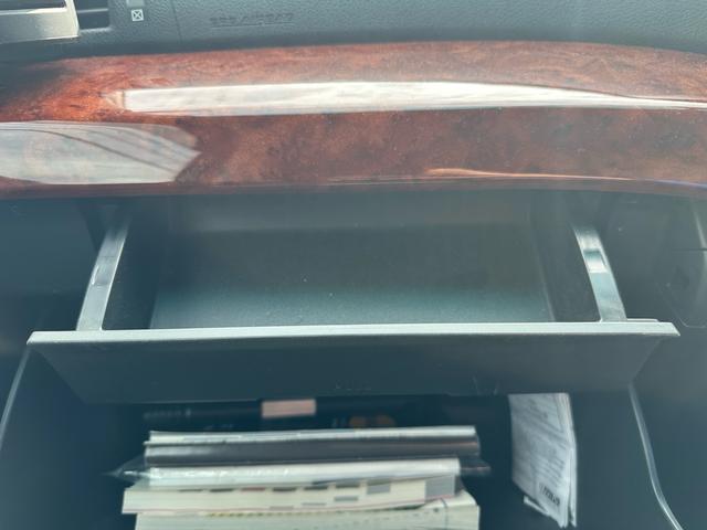 ヴェルファイア 2.4Z プラチナセレクションII 車検整備付き スマートキープッシュスタート リアエアコン 盗難防止システム 3列シート 衝突安全ボディ サイドエアバック 助手席エアバッグ パワーウィンドゥ パワーステアリング オットマン(48枚目)