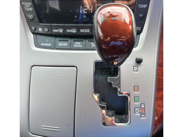 ヴェルファイア 2.4Z プラチナセレクションII 車検整備付き スマートキープッシュスタート リアエアコン 盗難防止システム 3列シート 衝突安全ボディ サイドエアバック 助手席エアバッグ パワーウィンドゥ パワーステアリング オットマン(50枚目)