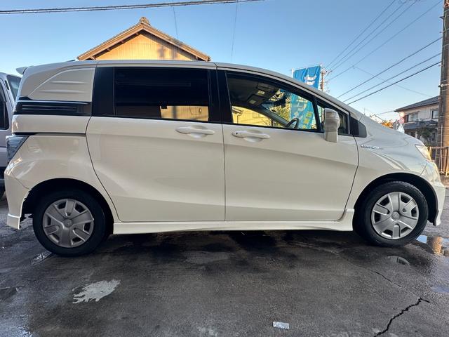 フリードスパイクハイブリッド ジャストセレクション　車検整備付き　Ｓキー　キーフリー　セキュリティーアラーム　横滑り防止機能　エアコン　フルフラットシート　パワーステアリング　クルーズコントロール　Ｉ－ＳＴＯＰ　パワーウィンドウ　運転席エアバッグ（17枚目）