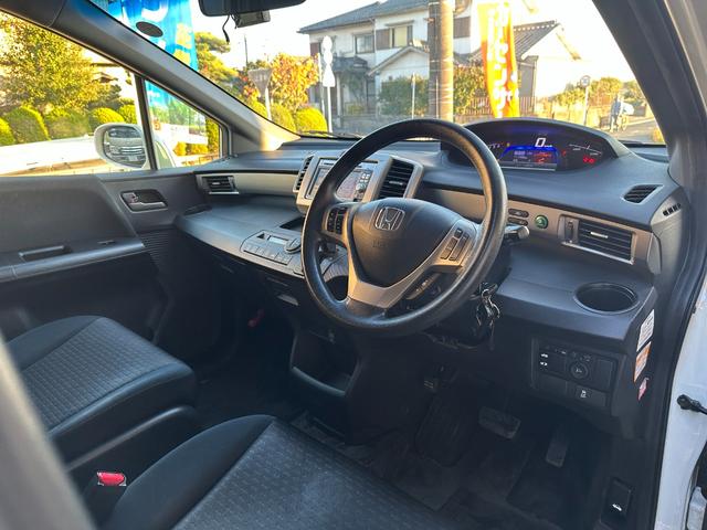 フリードスパイクハイブリッド ジャストセレクション　車検整備付き　Ｓキー　キーフリー　セキュリティーアラーム　横滑り防止機能　エアコン　フルフラットシート　パワーステアリング　クルーズコントロール　Ｉ－ＳＴＯＰ　パワーウィンドウ　運転席エアバッグ（24枚目）