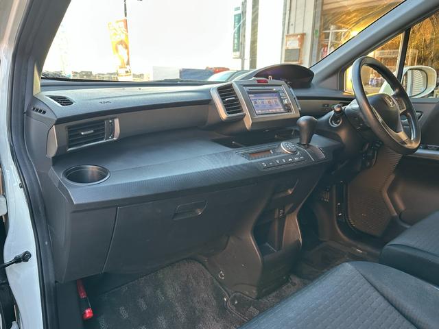 フリードスパイクハイブリッド ジャストセレクション　車検整備付き　Ｓキー　キーフリー　セキュリティーアラーム　横滑り防止機能　エアコン　フルフラットシート　パワーステアリング　クルーズコントロール　Ｉ－ＳＴＯＰ　パワーウィンドウ　運転席エアバッグ（55枚目）