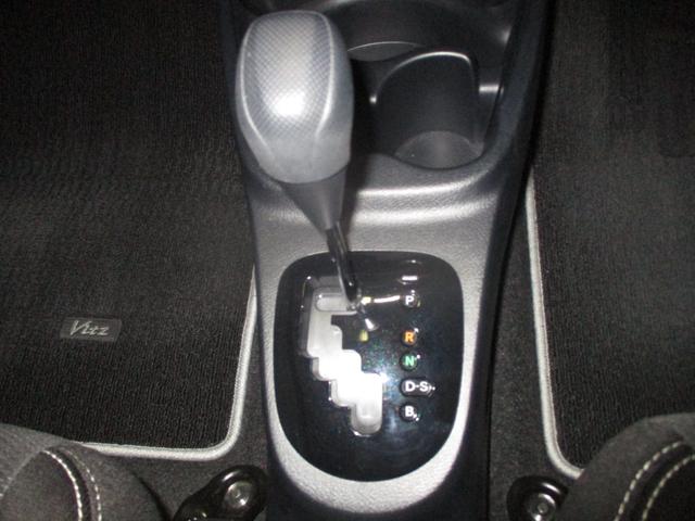 ヴィッツ F セーフティーエディションIII フルセグTV付きSDナビ CDDVD再生 Bluetooth ETC トヨタセーフティーセンス ICS スマートキー(スペアキー付) ドライブレコーダー LEDヘッドライト マニュアルエアコン ABS(9枚目)
