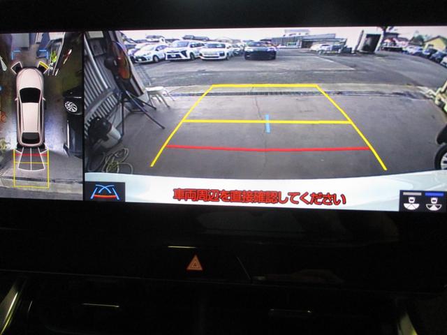 【全方位型モニター】クルマを上空から見下ろしているかのように、直感的に周囲の状況を把握できる全方位型モニター。狭い場所での駐車でも周囲が映像で確認できます。