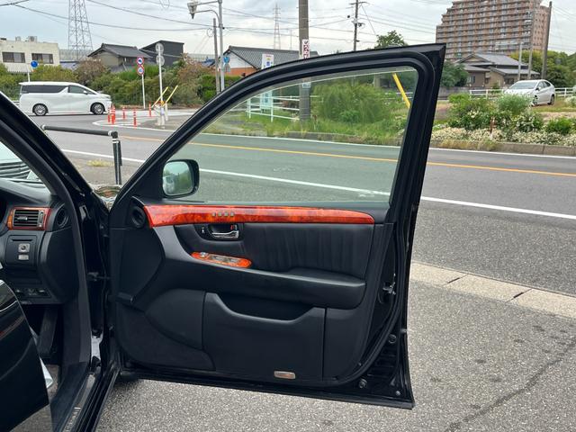 セルシオ Ｃ仕様　Ｆパッケージ　インテリアセレクション　オートクルーズコントロール　バックカメラ　ナビ　アルミホイール　オートライト　ＨＩＤ　サンルーフ　ＡＴ　シートヒーター　シートエアコン　スマートキー　電動格納ミラー　盗難防止システム　パワーシート（16枚目）