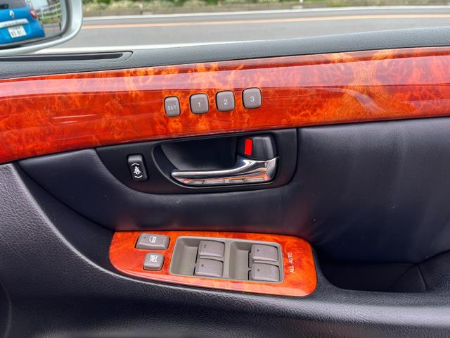 セルシオ ｅＲ仕様　オートクルーズコントロール　バックカメラ　ナビ　アルミホイール　オートライト　ＨＩＤ　サンルーフ　ＡＴ　シートエアコン　キーレスエントリー　電動格納ミラー　盗難防止システム　パワーシート　ＣＤ（28枚目）