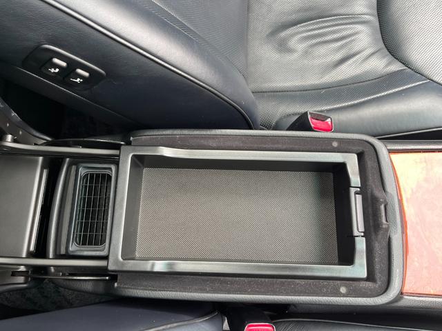 セルシオ ｅＲ仕様　オートクルーズコントロール　バックカメラ　ナビ　アルミホイール　オートライト　ＨＩＤ　サンルーフ　ＡＴ　シートエアコン　キーレスエントリー　電動格納ミラー　盗難防止システム　パワーシート　ＣＤ（42枚目）