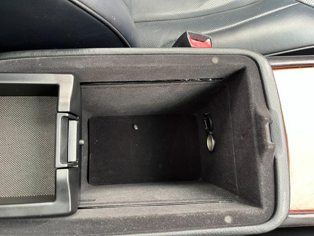 セルシオ ｅＲ仕様　オートクルーズコントロール　バックカメラ　ナビ　アルミホイール　オートライト　ＨＩＤ　サンルーフ　ＡＴ　シートエアコン　キーレスエントリー　電動格納ミラー　盗難防止システム　パワーシート　ＣＤ（43枚目）