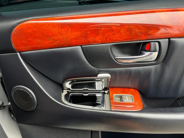 セルシオ ｅＲ仕様　オートクルーズコントロール　バックカメラ　ナビ　アルミホイール　オートライト　ＨＩＤ　サンルーフ　ＡＴ　シートエアコン　キーレスエントリー　電動格納ミラー　盗難防止システム　パワーシート　ＣＤ（45枚目）