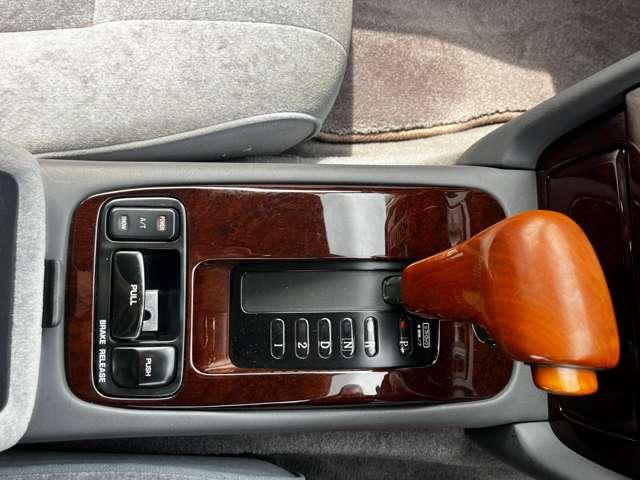 シーマ リミテッドS-four 4WD オートクルーズコントロール オートライト AT 電動格納ミラー パワーシート CD カセット ABS エアコン パワーステアリング(5枚目)