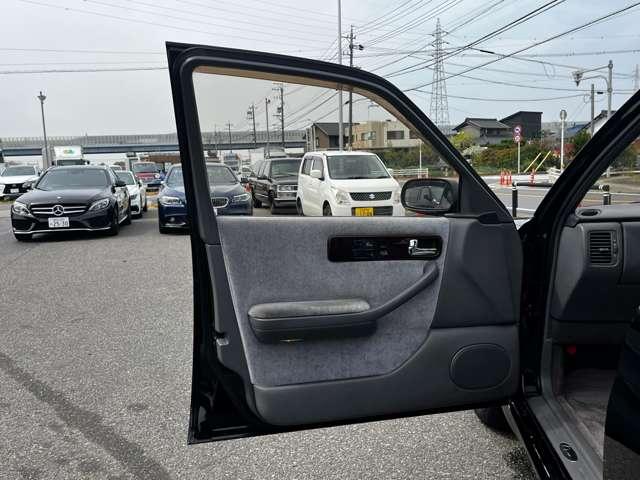 シーマ リミテッドS-four 4WD オートクルーズコントロール オートライト AT 電動格納ミラー パワーシート CD カセット ABS エアコン パワーステアリング(29枚目)