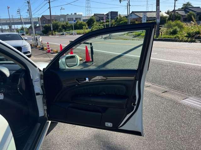 シーマ 300Gグランドツーリング ETC ナビ アルミホイール オートライト HID サンルーフ AT キーレスエントリー 電動格納ミラー 盗難防止システム CD DVD再生 カセット 衝突安全ボディ ABS エアコン(32枚目)