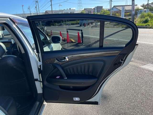 シーマ 300Gグランドツーリング ETC ナビ アルミホイール オートライト HID サンルーフ AT キーレスエントリー 電動格納ミラー 盗難防止システム CD DVD再生 カセット 衝突安全ボディ ABS エアコン(36枚目)