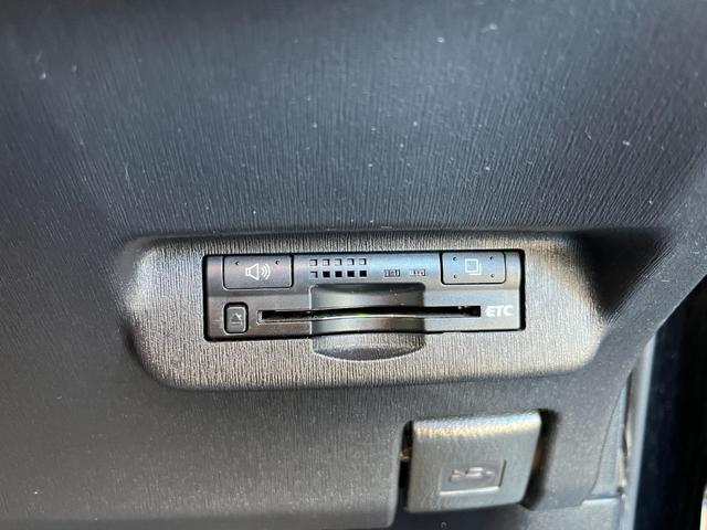 プリウス Ｓツーリングセレクション・Ｇ’ｓ　ＥＴＣ　バックカメラ　ナビ　アルミホイール　オートライト　ＨＩＤ　ＣＶＴ　スマートキー　電動格納ミラー　盗難防止システム　パワーシート　衝突安全ボディ　ＡＢＳ　エアコン　パワーステアリング（4枚目）