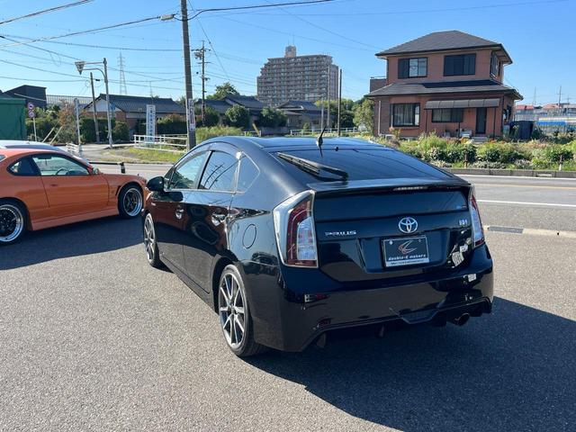プリウス Ｓツーリングセレクション・Ｇ’ｓ　ＥＴＣ　バックカメラ　ナビ　アルミホイール　オートライト　ＨＩＤ　ＣＶＴ　スマートキー　電動格納ミラー　盗難防止システム　パワーシート　衝突安全ボディ　ＡＢＳ　エアコン　パワーステアリング（6枚目）
