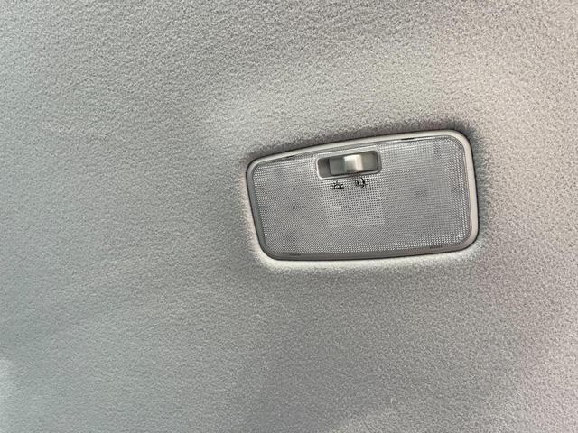 プリウス Ｓツーリングセレクション・Ｇ’ｓ　ＥＴＣ　バックカメラ　ナビ　アルミホイール　オートライト　ＨＩＤ　ＣＶＴ　スマートキー　電動格納ミラー　盗難防止システム　パワーシート　衝突安全ボディ　ＡＢＳ　エアコン　パワーステアリング（41枚目）