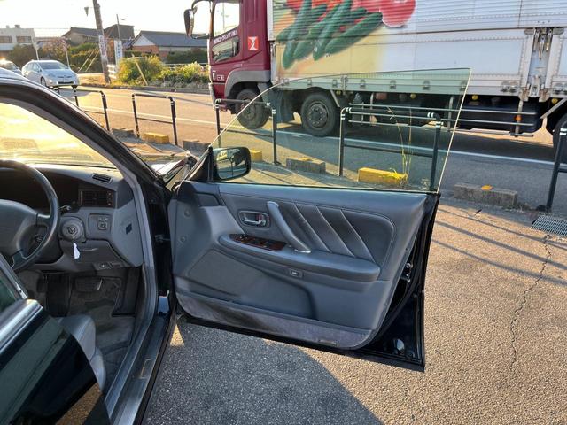 クラウンマジェスタ Ｃタイプ　オートクルーズコントロール　アルミホイール　オートライト　ＨＩＤ　サンルーフ　ＡＴ　ＣＤ　カセット　ＡＢＳ　エアコン　パワーステアリング　パワーウィンドウ　運転席エアバッグ　助手席エアバッグ（16枚目）