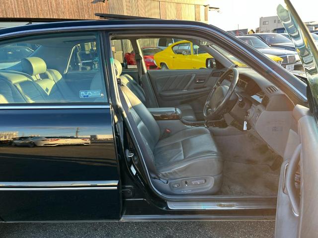 クラウンマジェスタ Ｃタイプ　オートクルーズコントロール　アルミホイール　オートライト　ＨＩＤ　サンルーフ　ＡＴ　ＣＤ　カセット　ＡＢＳ　エアコン　パワーステアリング　パワーウィンドウ　運転席エアバッグ　助手席エアバッグ（17枚目）