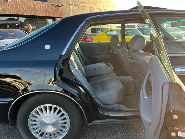 クラウンマジェスタ Ｃタイプ　オートクルーズコントロール　アルミホイール　オートライト　ＨＩＤ　サンルーフ　ＡＴ　ＣＤ　カセット　ＡＢＳ　エアコン　パワーステアリング　パワーウィンドウ　運転席エアバッグ　助手席エアバッグ（19枚目）