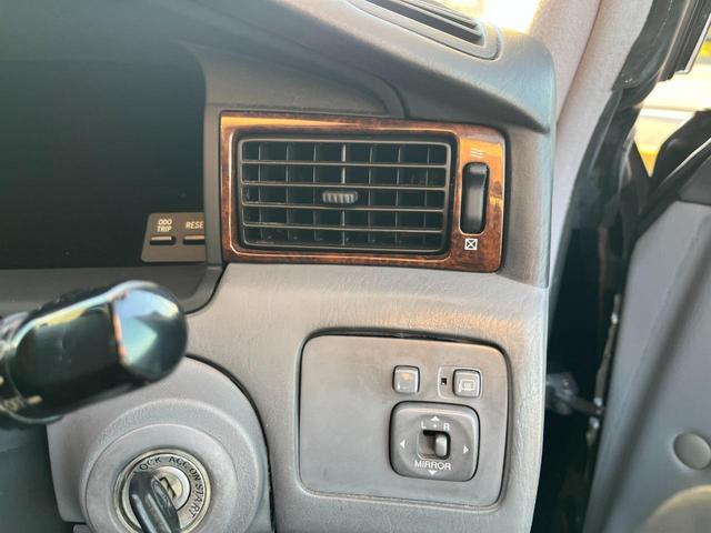 クラウンマジェスタ Ｃタイプ　オートクルーズコントロール　アルミホイール　オートライト　ＨＩＤ　サンルーフ　ＡＴ　ＣＤ　カセット　ＡＢＳ　エアコン　パワーステアリング　パワーウィンドウ　運転席エアバッグ　助手席エアバッグ（29枚目）