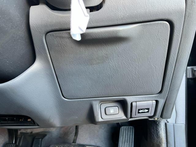 クラウンマジェスタ Ｃタイプ　オートクルーズコントロール　アルミホイール　オートライト　ＨＩＤ　サンルーフ　ＡＴ　ＣＤ　カセット　ＡＢＳ　エアコン　パワーステアリング　パワーウィンドウ　運転席エアバッグ　助手席エアバッグ（30枚目）