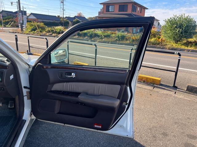 シーマ ３０ＬＶ　ＥＴＣ　オートクルーズコントロール　アルミホイール　オートライト　サンルーフ　ＡＴ　キーレスエントリー　電動格納ミラー　ターボ　パワーシート　ＣＤ　カセット　ＡＢＳ　エアコン　パワーステアリング（17枚目）