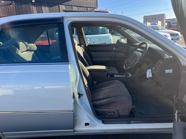 シーマ ３０ＬＶ　ＥＴＣ　オートクルーズコントロール　アルミホイール　オートライト　サンルーフ　ＡＴ　キーレスエントリー　電動格納ミラー　ターボ　パワーシート　ＣＤ　カセット　ＡＢＳ　エアコン　パワーステアリング（18枚目）