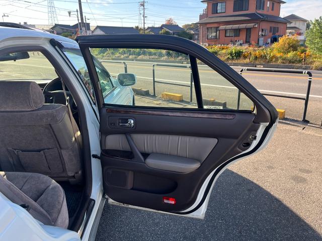 シーマ ３０ＬＶ　ＥＴＣ　オートクルーズコントロール　アルミホイール　オートライト　サンルーフ　ＡＴ　キーレスエントリー　電動格納ミラー　ターボ　パワーシート　ＣＤ　カセット　ＡＢＳ　エアコン　パワーステアリング（19枚目）