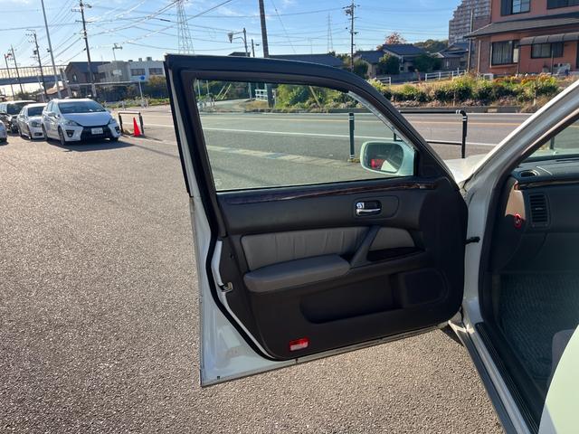 シーマ ３０ＬＶ　ＥＴＣ　オートクルーズコントロール　アルミホイール　オートライト　サンルーフ　ＡＴ　キーレスエントリー　電動格納ミラー　ターボ　パワーシート　ＣＤ　カセット　ＡＢＳ　エアコン　パワーステアリング（21枚目）