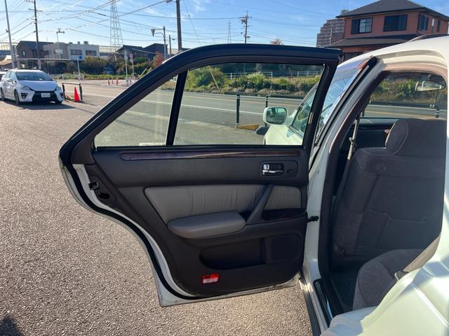 シーマ ３０ＬＶ　ＥＴＣ　オートクルーズコントロール　アルミホイール　オートライト　サンルーフ　ＡＴ　キーレスエントリー　電動格納ミラー　ターボ　パワーシート　ＣＤ　カセット　ＡＢＳ　エアコン　パワーステアリング（23枚目）