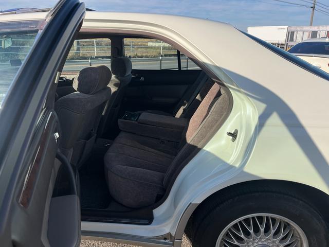 シーマ ３０ＬＶ　ＥＴＣ　オートクルーズコントロール　アルミホイール　オートライト　サンルーフ　ＡＴ　キーレスエントリー　電動格納ミラー　ターボ　パワーシート　ＣＤ　カセット　ＡＢＳ　エアコン　パワーステアリング（24枚目）