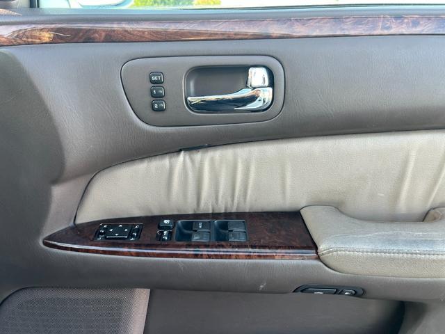 シーマ ３０ＬＶ　ＥＴＣ　オートクルーズコントロール　アルミホイール　オートライト　サンルーフ　ＡＴ　キーレスエントリー　電動格納ミラー　ターボ　パワーシート　ＣＤ　カセット　ＡＢＳ　エアコン　パワーステアリング（29枚目）