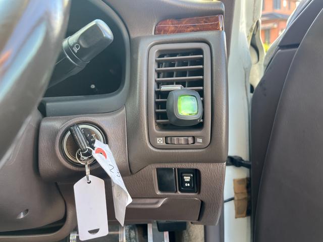 シーマ ３０ＬＶ　ＥＴＣ　オートクルーズコントロール　アルミホイール　オートライト　サンルーフ　ＡＴ　キーレスエントリー　電動格納ミラー　ターボ　パワーシート　ＣＤ　カセット　ＡＢＳ　エアコン　パワーステアリング（30枚目）