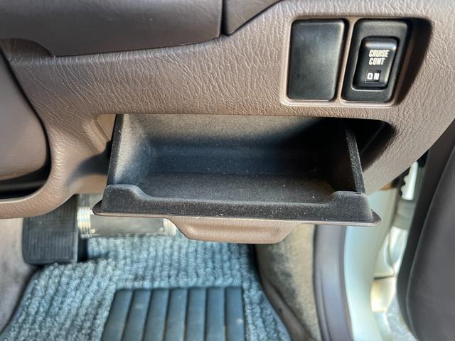 シーマ ３０ＬＶ　ＥＴＣ　オートクルーズコントロール　アルミホイール　オートライト　サンルーフ　ＡＴ　キーレスエントリー　電動格納ミラー　ターボ　パワーシート　ＣＤ　カセット　ＡＢＳ　エアコン　パワーステアリング（31枚目）