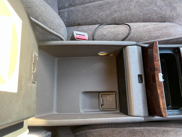 シーマ ３０ＬＶ　ＥＴＣ　オートクルーズコントロール　アルミホイール　オートライト　サンルーフ　ＡＴ　キーレスエントリー　電動格納ミラー　ターボ　パワーシート　ＣＤ　カセット　ＡＢＳ　エアコン　パワーステアリング（41枚目）