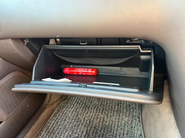 シーマ ３０ＬＶ　ＥＴＣ　オートクルーズコントロール　アルミホイール　オートライト　サンルーフ　ＡＴ　キーレスエントリー　電動格納ミラー　ターボ　パワーシート　ＣＤ　カセット　ＡＢＳ　エアコン　パワーステアリング（42枚目）