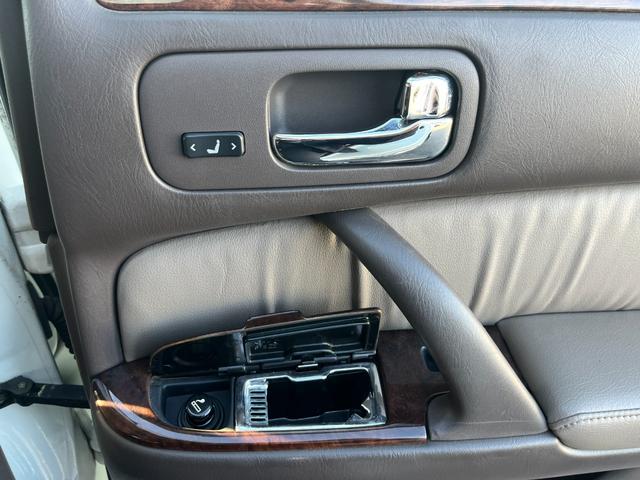 シーマ ３０ＬＶ　ＥＴＣ　オートクルーズコントロール　アルミホイール　オートライト　サンルーフ　ＡＴ　キーレスエントリー　電動格納ミラー　ターボ　パワーシート　ＣＤ　カセット　ＡＢＳ　エアコン　パワーステアリング（43枚目）